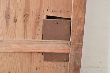 アンティーク建具　明治～大正期　檜(ヒノキ)材　金具の長い歳月を経た貫禄と存在感溢れる蔵戸1枚　(R-048589)