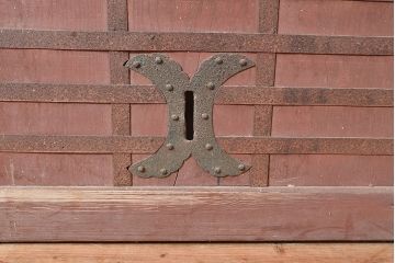 アンティーク建具　ヒノキ材　金具の長い歳月を経た貫禄と存在感溢れる蔵戸(玄関戸、引き戸、建具)(R-048589)