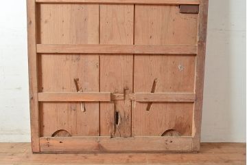 アンティーク建具　ヒノキ材　金具の長い歳月を経た貫禄と存在感溢れる蔵戸(玄関戸、引き戸、建具)(R-048589)