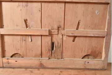 アンティーク建具　ヒノキ材　金具の長い歳月を経た貫禄と存在感溢れる蔵戸(玄関戸、引き戸、建具)(R-048589)