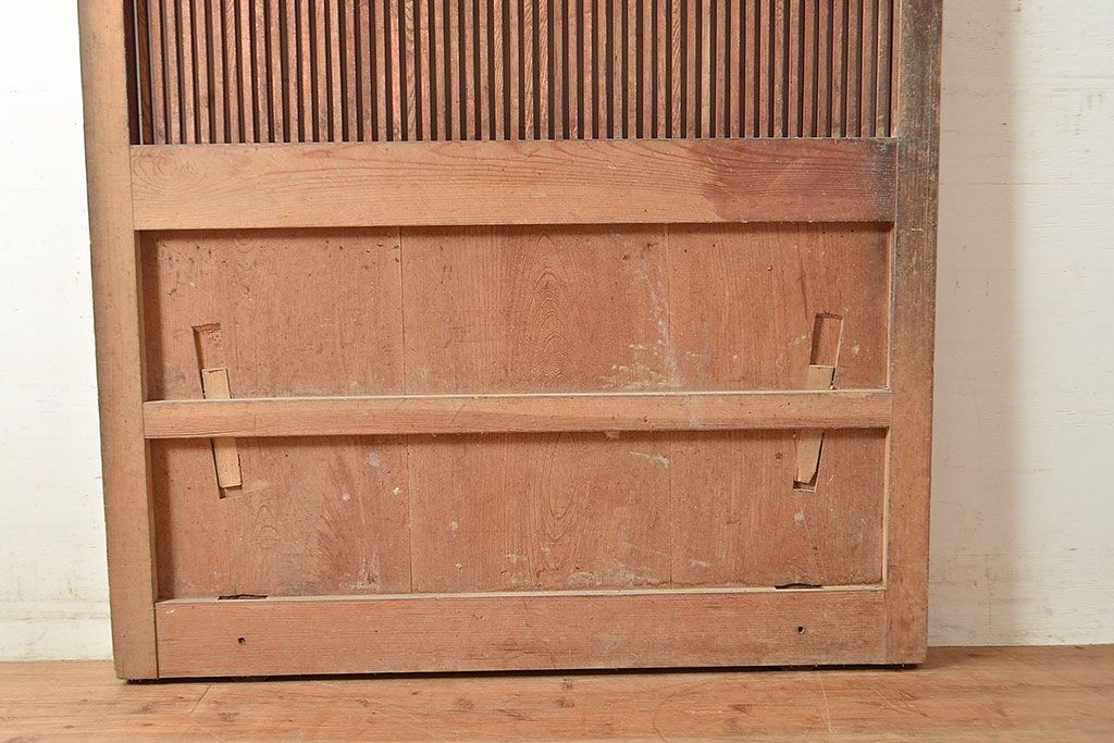アンティーク建具　昭和初期　整然と並ぶ格子が上品な檜(ヒノキ)材製の格子蔵戸1枚　(R-048590)