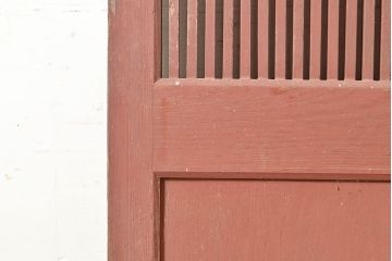 アンティーク建具　整然と並ぶ格子が上品なヒノキ材製の格子蔵戸(玄関戸、引き戸、建具)(R-048590)