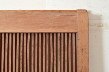 アンティーク建具　整然と並ぶ格子が上品なヒノキ材製の格子蔵戸(玄関戸、引き戸、建具)(R-048590)