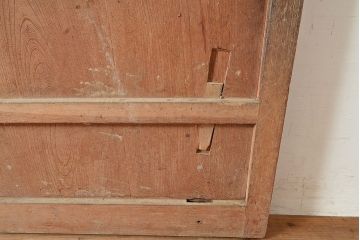 アンティーク建具　整然と並ぶ格子が上品なヒノキ材製の格子蔵戸(玄関戸、引き戸、建具)(R-048590)