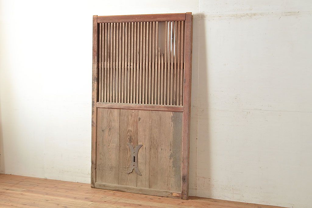 アンティーク建具　長い歳月を経た味わい深さが魅力のヒノキ材製蔵戸(玄関戸、引き戸、建具)(R-048591)