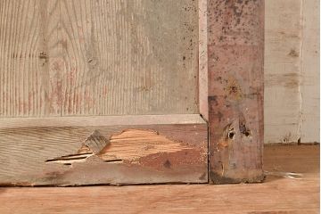 アンティーク建具　長い歳月を経た味わい深さが魅力のヒノキ材製蔵戸(玄関戸、引き戸、建具)(R-048591)