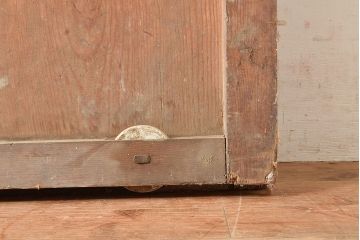 アンティーク建具　長い歳月を経た味わい深さが魅力のヒノキ材製蔵戸(玄関戸、引き戸、建具)(R-048591)