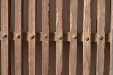 アンティーク建具　松材の木肌が独特な雰囲気を演出する蔵戸(引き戸、玄関戸)(R-048594)