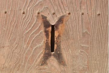 アンティーク建具　松材の木肌が独特な雰囲気を演出する蔵戸(引き戸、玄関戸)(R-048594)