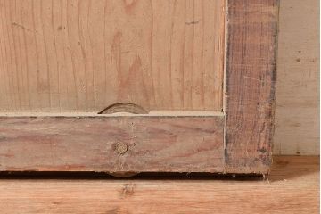アンティーク建具　松材の木肌が独特な雰囲気を演出する蔵戸(引き戸、玄関戸)(R-048594)