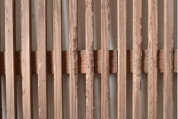 アンティーク建具　明治～大正期　シンプルな佇まいで取り入れやすい檜(ヒノキ)材の格子戸1枚　(R-048595)