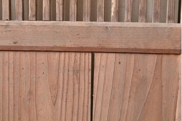 アンティーク建具　シンプルな佇まいで取り入れやすいヒノキ材製の格子戸(蔵戸、建具、玄関戸)(R-048595)