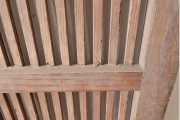 アンティーク建具　シンプルな佇まいで取り入れやすいヒノキ材製の格子戸(蔵戸、建具、玄関戸)(R-048595)