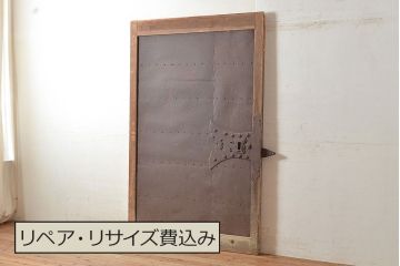 アンティーク建具　鉄板付き　堅牢な雰囲気が存在感を放つ、ヒノキ材を使用した鉄扉(蔵戸、玄関戸、引き戸)(R-048596)