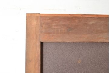 アンティーク建具　鉄板付き　堅牢な雰囲気が存在感を放つ、ヒノキ材を使用した鉄扉(蔵戸、玄関戸、引き戸)(R-048596)