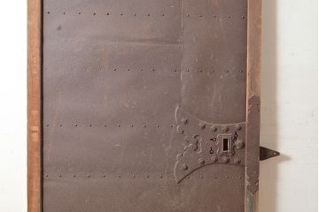 アンティーク建具　鉄板付き　堅牢な雰囲気が存在感を放つ、ヒノキ材を使用した鉄扉(蔵戸、玄関戸、引き戸)(R-048596)