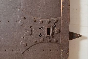 アンティーク建具　鉄板付き　堅牢な雰囲気が存在感を放つ、ヒノキ材を使用した鉄扉(蔵戸、玄関戸、引き戸)(R-048596)