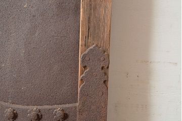 アンティーク建具　鉄板付き　堅牢な雰囲気が存在感を放つ、ヒノキ材を使用した鉄扉(蔵戸、玄関戸、引き戸)(R-048596)