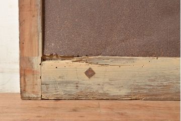 アンティーク建具　鉄板付き　堅牢な雰囲気が存在感を放つ、ヒノキ材を使用した鉄扉(蔵戸、玄関戸、引き戸)(R-048596)
