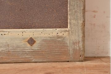 アンティーク建具　鉄板付き　堅牢な雰囲気が存在感を放つ、ヒノキ材を使用した鉄扉(蔵戸、玄関戸、引き戸)(R-048596)