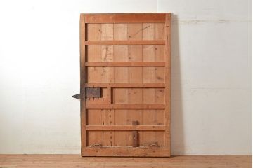 アンティーク建具　鉄板付き　堅牢な雰囲気が存在感を放つ、ヒノキ材を使用した鉄扉(蔵戸、玄関戸、引き戸)(R-048596)