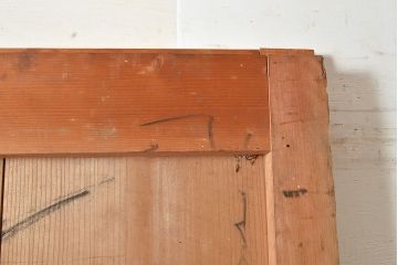 アンティーク建具　鉄板付き　堅牢な雰囲気が存在感を放つ、ヒノキ材を使用した鉄扉(蔵戸、玄関戸、引き戸)(R-048596)