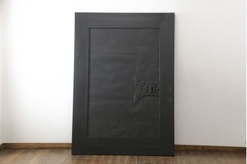 アンティーク建具　鉄板付き　堅牢な雰囲気が存在感を放つ、ヒノキ材を使用した鉄扉(蔵戸、玄関戸、引き戸)(R-048596)