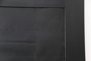 アンティーク建具　鉄板付き　堅牢な雰囲気が存在感を放つ、ヒノキ材を使用した鉄扉(蔵戸、玄関戸、引き戸)(R-048596)