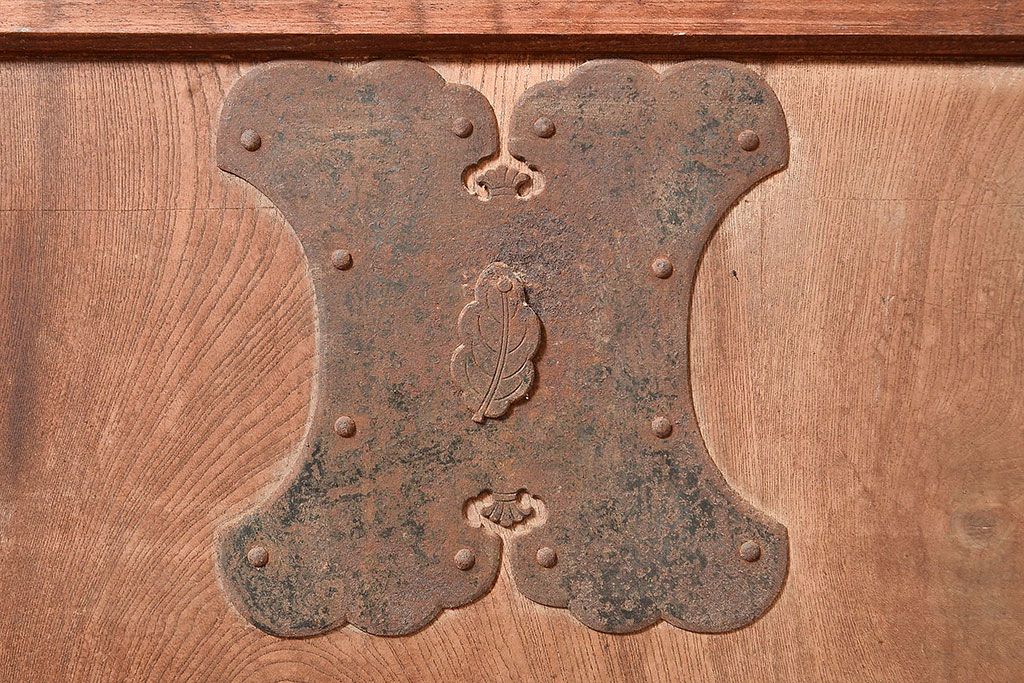 アンティーク建具　明治期　重厚な和の雰囲気を演出する総ケヤキ材製の蔵戸1枚　(R-048601)