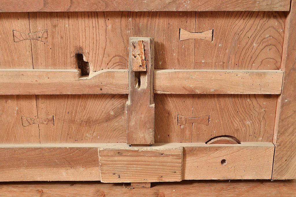 アンティーク建具　明治期　重厚な和の雰囲気を演出する総ケヤキ材製の蔵戸1枚　(R-048601)