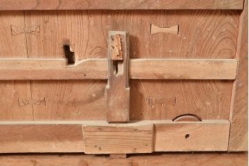 アンティーク建具　明治期　重厚な和の雰囲気を演出する総ケヤキ材製の蔵戸1枚　(R-048601)