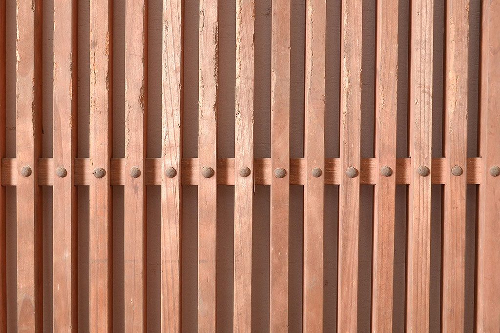 アンティーク建具　和の情緒漂う空間づくりにぴったりのヒノキ材製の蔵戸(引き戸、玄関戸)(R-048602)