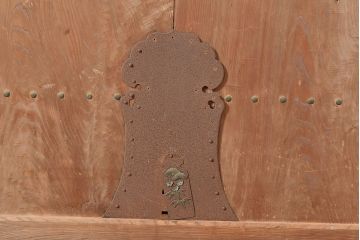 アンティーク建具　粋な和の雰囲気を盛り上げるヒノキ材製の蔵戸(引き戸、玄関戸)(R-048603)