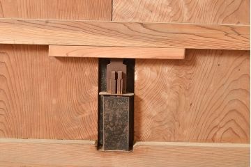 アンティーク建具　粋な和の雰囲気を盛り上げるヒノキ材製の蔵戸(引き戸、玄関戸)(R-048603)