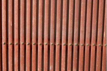 アンティーク建具　赤みがかった色味が印象的なヒノキ材製の蔵戸(引き戸、玄関戸)(R-048604)