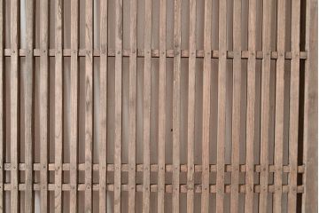 アンティーク建具　明治～大正期　ヒノキ材・ケヤキ材　古民家スタイルにおすすめの格子蔵戸1枚　(R-048605)