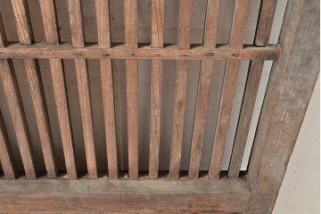 アンティーク建具　明治～大正期　ヒノキ材・ケヤキ材　古民家スタイルにおすすめの格子蔵戸1枚　(R-048605)