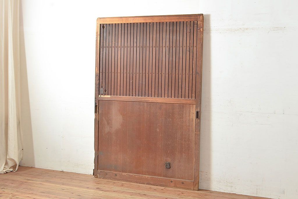 アンティーク建具　明治～大正期　ヒノキ材　どっしりとした佇まいが風格漂う格子蔵戸1枚　(R-048606)