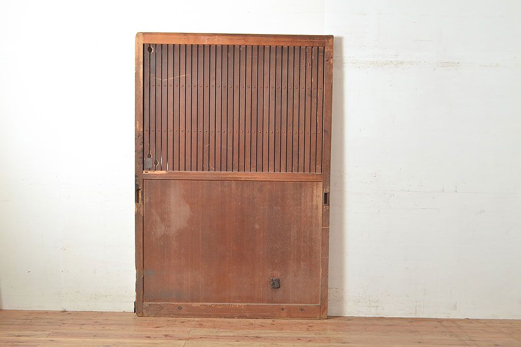 アンティーク建具　明治～大正期　ヒノキ材　どっしりとした佇まいが風格漂う格子蔵戸1枚　(R-048606)