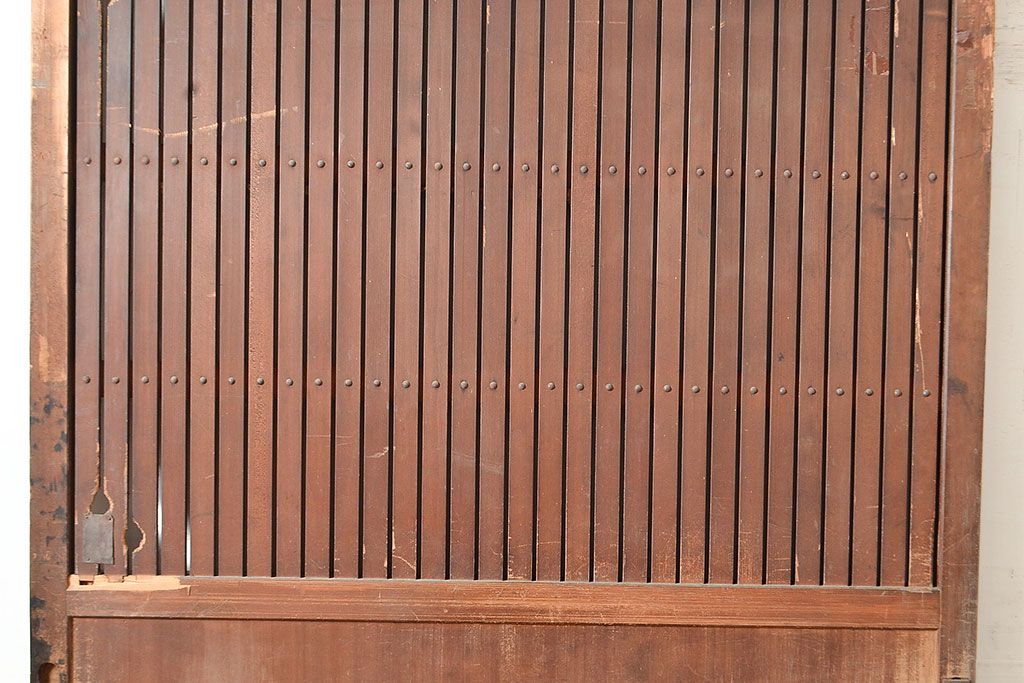 アンティーク建具　明治～大正期　ヒノキ材　どっしりとした佇まいが風格漂う格子蔵戸1枚　(R-048606)