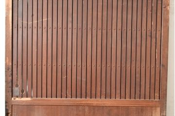 アンティーク建具　明治～大正期　ヒノキ材　どっしりとした佇まいが風格漂う格子蔵戸1枚　(R-048606)