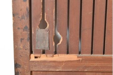 アンティーク建具　明治～大正期　ヒノキ材　どっしりとした佇まいが風格漂う格子蔵戸1枚　(R-048606)