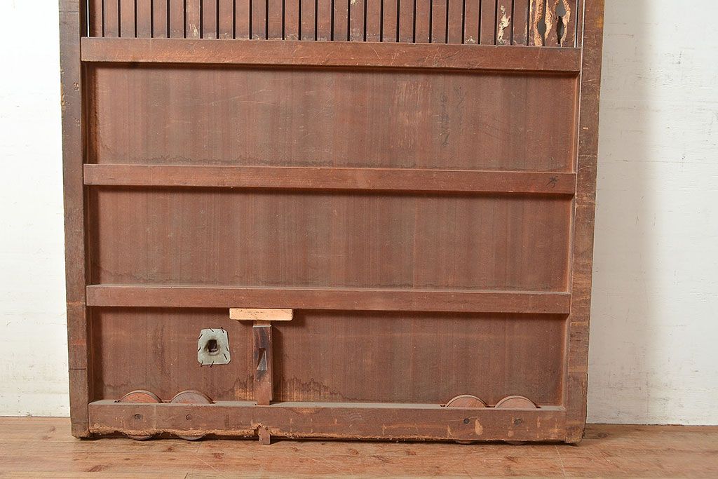 アンティーク建具　明治～大正期　ヒノキ材　どっしりとした佇まいが風格漂う格子蔵戸1枚　(R-048606)