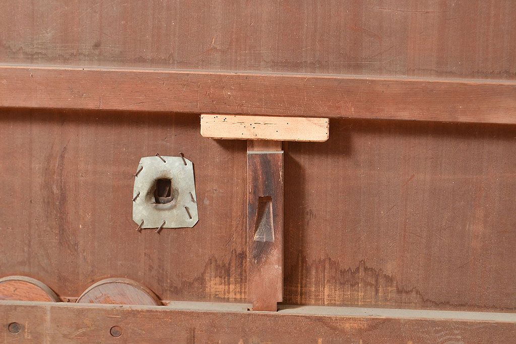 アンティーク建具　明治～大正期　ヒノキ材　どっしりとした佇まいが風格漂う格子蔵戸1枚　(R-048606)
