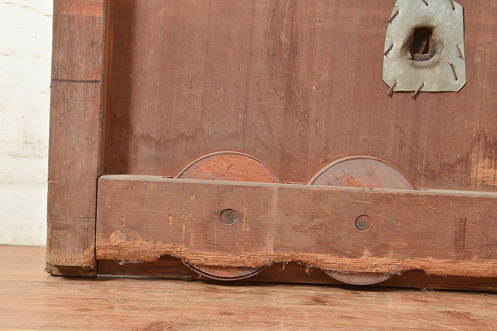 アンティーク建具　明治～大正期　ヒノキ材　どっしりとした佇まいが風格漂う格子蔵戸1枚　(R-048606)