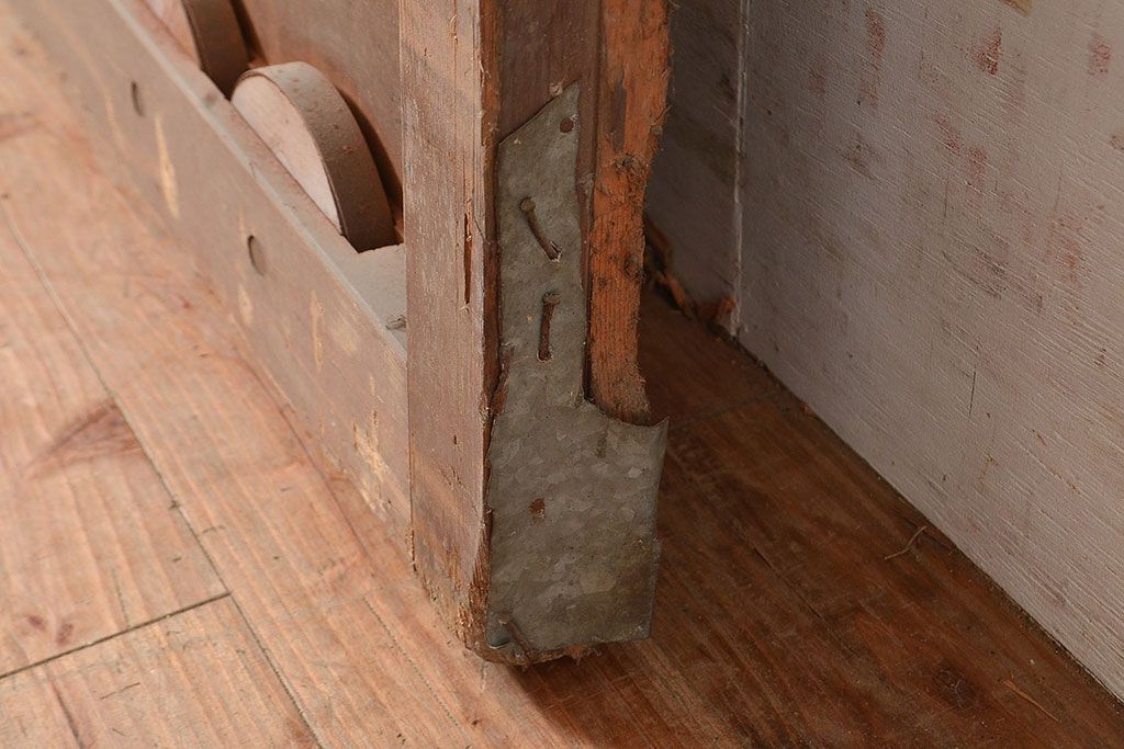 アンティーク建具　明治～大正期　ヒノキ材　どっしりとした佇まいが風格漂う格子蔵戸1枚　(R-048606)