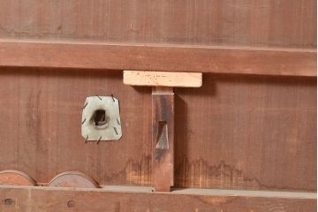 アンティーク建具　ヒノキ材　どっしりとした佇まいが風格漂う格子蔵戸(引き戸、玄関戸)(R-048606)