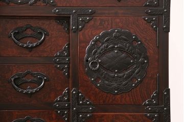中古　岩谷堂箪笥　桜木家具店作　伝統車付きタンス　豪華な金具と重厚な佇まいが魅力の車箪笥(和箪笥、引き出し)(R-048609)