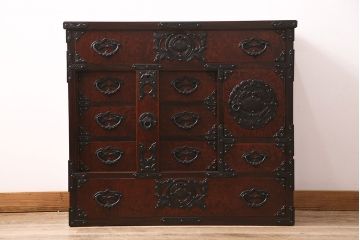 中古　岩谷堂箪笥　桜木家具店作　伝統車付きタンス　豪華な金具と重厚な佇まいが魅力の車箪笥(和箪笥、引き出し)(R-048609)