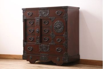 中古　岩谷堂箪笥　桜木家具店作　伝統車付きタンス　豪華な金具と重厚な佇まいが魅力の車箪笥(和箪笥、引き出し)(R-048609)